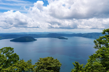 【青森県十和田湖】早春の十和田湖。新緑が眩しい季節