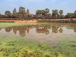 Fototapeta na wymiar Temple d'Angkor Wat se reflétant dans le lac