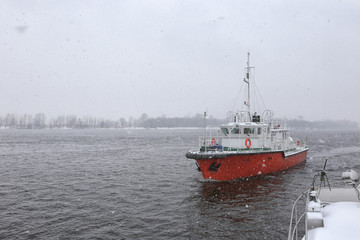 Test the motor boat on the Kama River in the late fall in snowfall