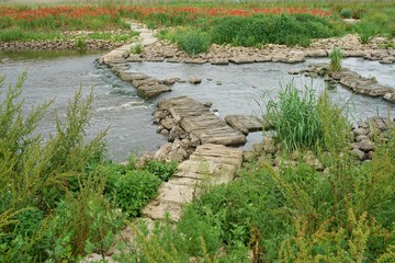 Steg aus Steinen über einen Fluß - quer