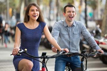 Obraz premium Young couple with electric bikes .