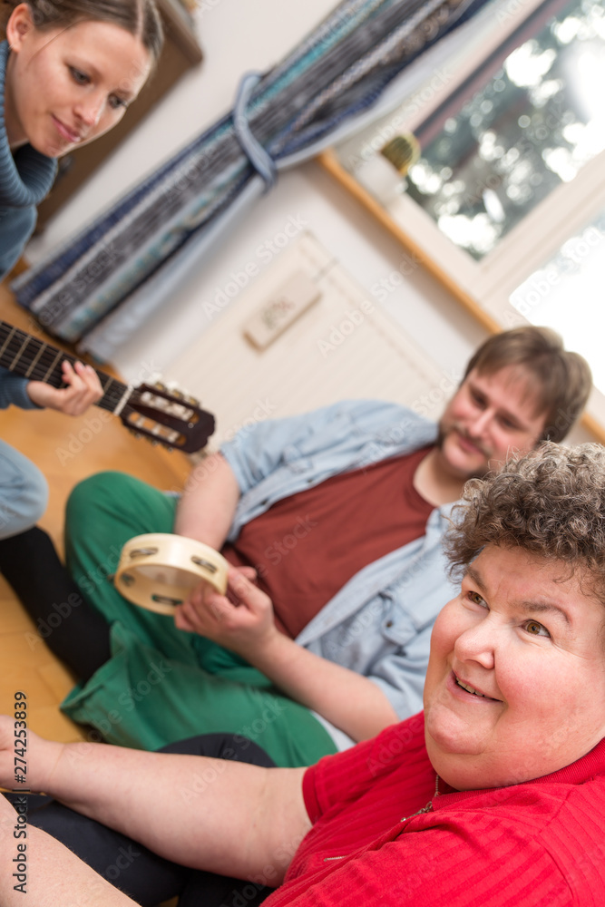 Poster Geistig behinderte Frau lauscht der Musik