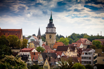 Fototapeta premium Backnanger Innenstadt mit Stadtturm vom Hagenbach