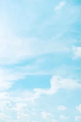 Foto auf Acrylglas Hellblau webbanner frühlings- und sommersaison mit schönheit, klarem und hellem himmel und bewölktem hintergrund mit kopienraum