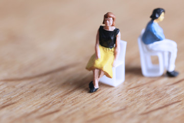 沈黙してけんかしている二人の女性