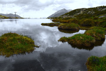 Télécabines et petit lac de montagne