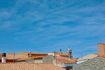 Sardinien Santa Teresa Gallura Blick über die Dächer auf den Kirchturm