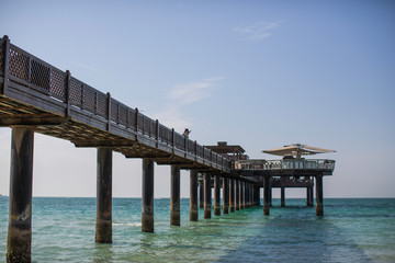 ponton sur la plage de dubai