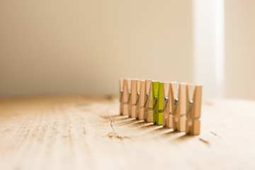 Teamarbeit - visualisiert durch Holzklammern