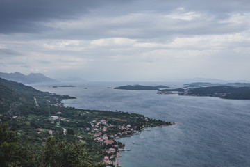 Blick &uuml;ber die Bucht von Pelje&scaron;ac zur blauen Stunde