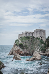 Fototapeta na wymiar Blick von Stadtmauer auf Festung von Dubrovnik
