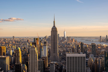 Fototapeta premium Pejzaż drapaczy chmur w śródmieściu i budynków o zachodzie słońca z Rockefeller Center na dachu