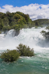 Wasser strömt herunter Krka Nationalpark in Kroatien Skradin Wasserfälle unter blauem Himmel