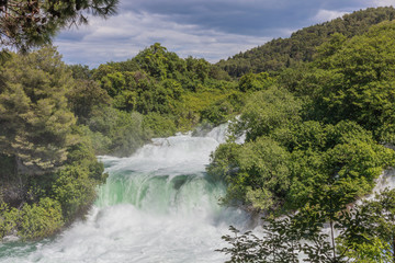 Krka Nationalpark in Kroatien Skradin Wasserf&auml;lle unter blauem Himmel