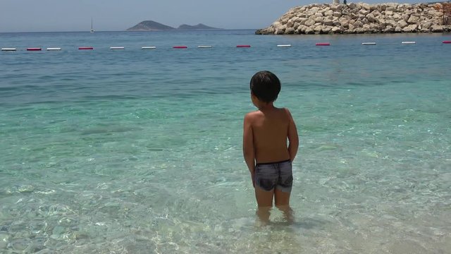 4K Child has second thoughts about in swimming the cold sea 