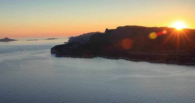 Le soleil se couche derri&egrave;re les calanques de Marseille