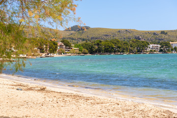 Sandy beach in Port de Pollenca (Puerto Pollensa), a popular family resort in the north-west of Mallorca. Spain