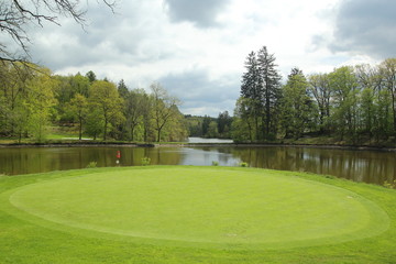 Obraz premium View of golf course, circle part with surrounded by water