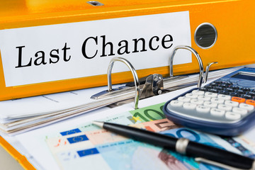 Aktenordner auf Schreibtisch mit Beschriftung