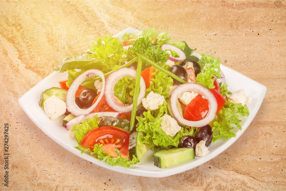 Poster Fresh tasty vegetable salad in bowl on white background