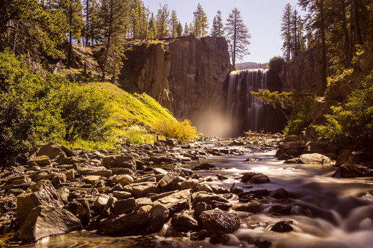 Rainbow Falls, Devils Postpile National Monument, California, USA.