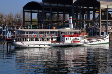 traghetto vintage sull'acqua del lago maggiore in italia, vintage ferry on the water of Lake...