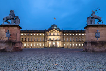 Das Neue Schloss in Stuttgart zur blauen Stunde