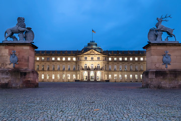 Fototapeta premium Das Neue Schloss in Stuttgart zur blauen Stunde