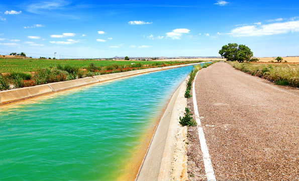 Infraestructuras para agricultura y servicios rurales. Canal de gua para regad&iacute;o de campos.