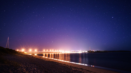 Sterne über der beleuchteten Brücke die Phillip Island mit San Remo verbindet