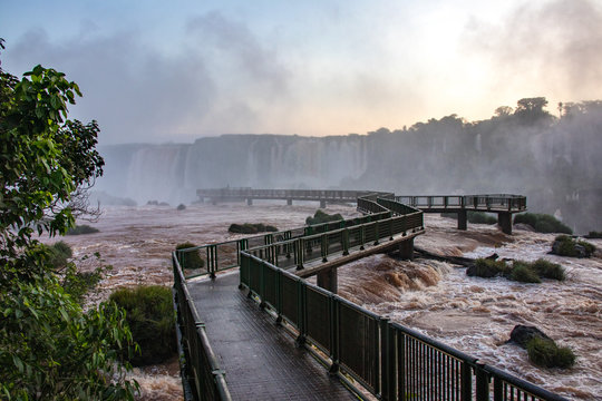 Brücke und Besucher Steg über Iguacu Wasserfall in Brasilien
