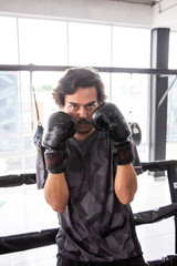 hombre entrenando en gimnasio de box