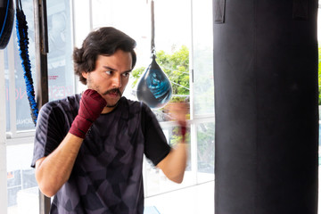 Obraz premium Hombre entrenando en gimnasio