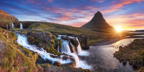 Poster Im Rahmen Berg Kirkjufell mit Wasserfällen, Island © Jag_cz