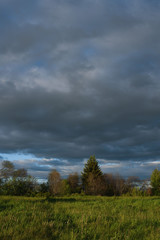 Obraz premium Dramatic sunset on the summer field.