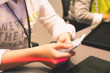 Employees are setting up a SIM card. In the shop for customers to buy women's hands