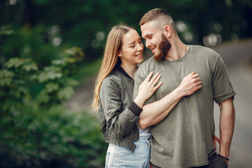 Obraz premium Couple in a forest. Man in a green t-shirt