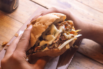 manos con hamburguesa