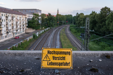 Hochspannung an Bahngleisen - Vorsicht Lebensgefahr