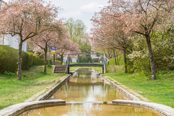 Angelegter Wasserpark und Wasserfläche in einer modernen Wohnanlage, Deutschland