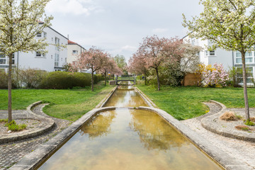 Angelegter Wasserpark und Wasserfläche in einer modernen Wohnanlage, Deutschland