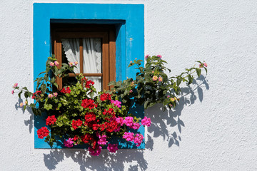 Kleines Fenster mit Blumenschmuck