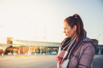 Obraz premium A redhead woman lifestyle in a winter sunset walk