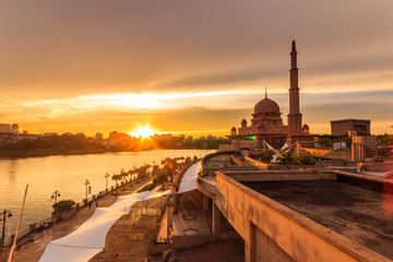 Fototapeta premium Putra Mosque, malaysia during sunset