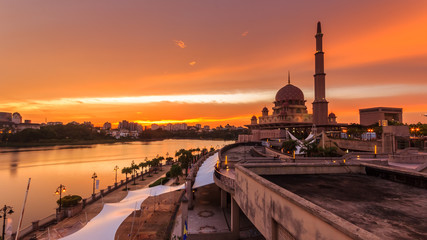 Obraz premium Putra Mosque, malaysia during sunset