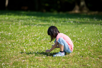 真夏の公園で遊んでいる子供