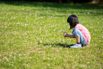 真夏の公園で遊んでいる子供