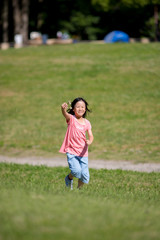 Fototapeta premium 真夏の公園で遊んでいる子供