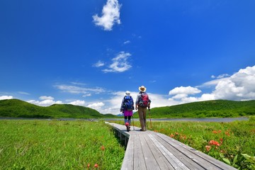 初夏の高原・トレッキングのカップル