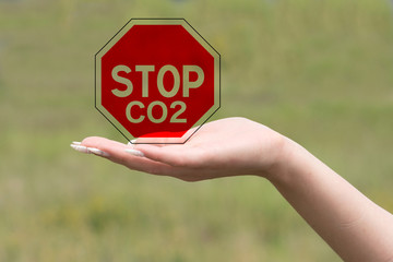 Schild Stop Co2 auf der Hand